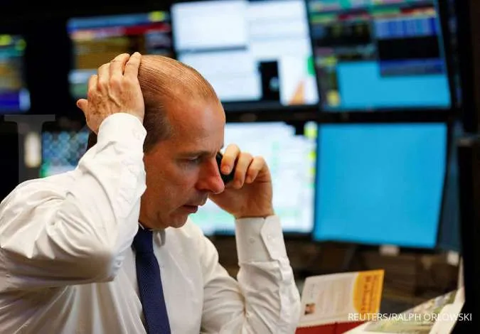 Global Markets: Stocks Slide, Dollar Steady Ahead of Fed Minutes; Crypto Soars