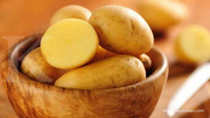 Salah satu cara memutihkan ketiak adalah dengan memakai kentang.