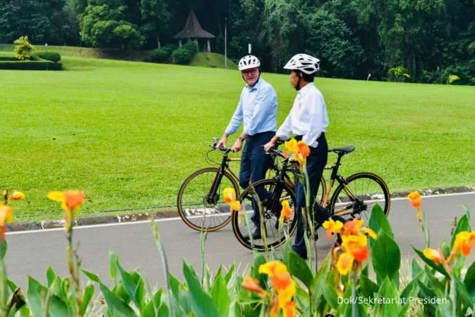 Presiden Joko Widodo dan Perdana Menteri Australia Anthony Albanese usai bersepeda di Kebun Raya Bog