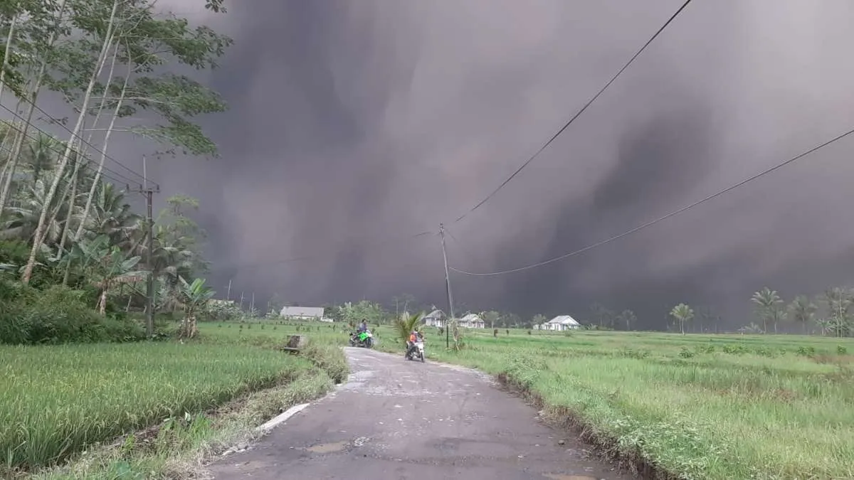 Gunung Berapi Semeru Meletus, Status Waspada Naik Awas! Ini Wilayah yang Dihindari