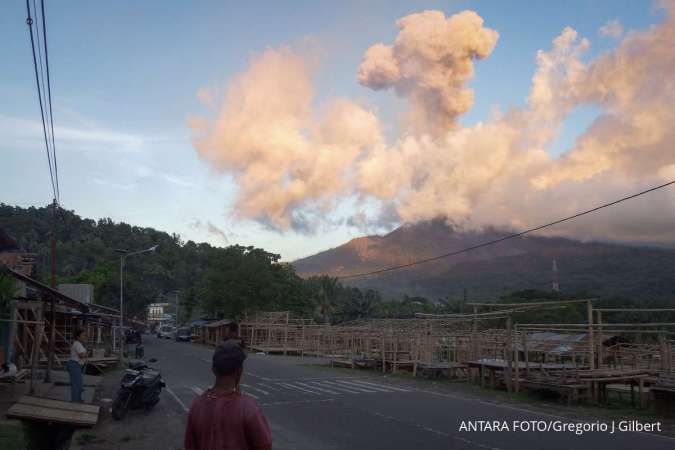 Gunung Lewotobi Laki-laki kembali erupsi