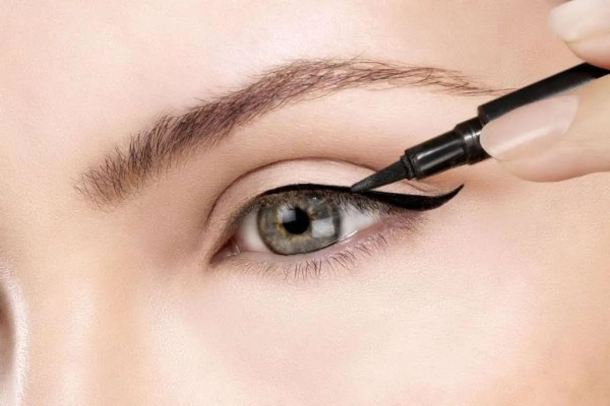 4 Kesalahan Menggunakan Eyeliner yang Umum Terjadi, Bikin Wajah Jadi Kurang Cantik