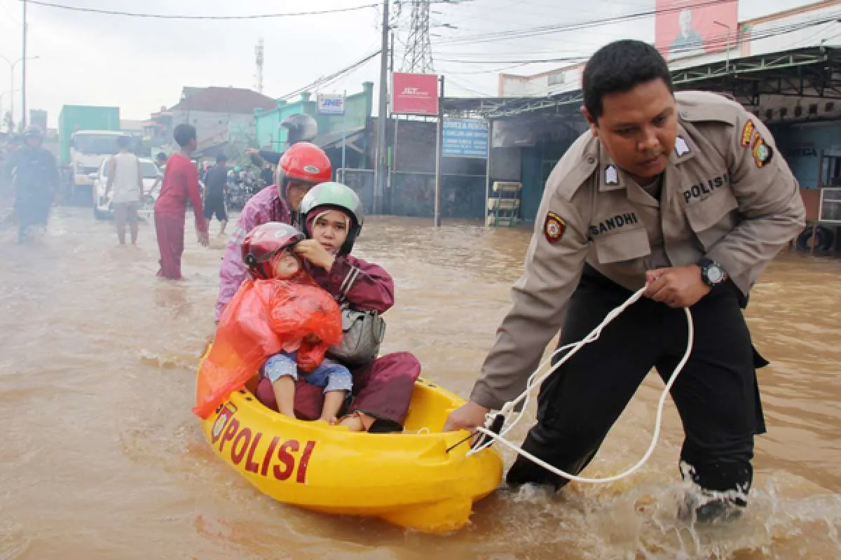Sejumlah warga korban banjir mulai mengeluh pusing hingga gatal-gatal 