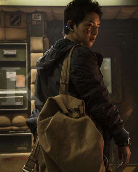 Song Joong Ki di film Korea terbaru Space Sweepers.