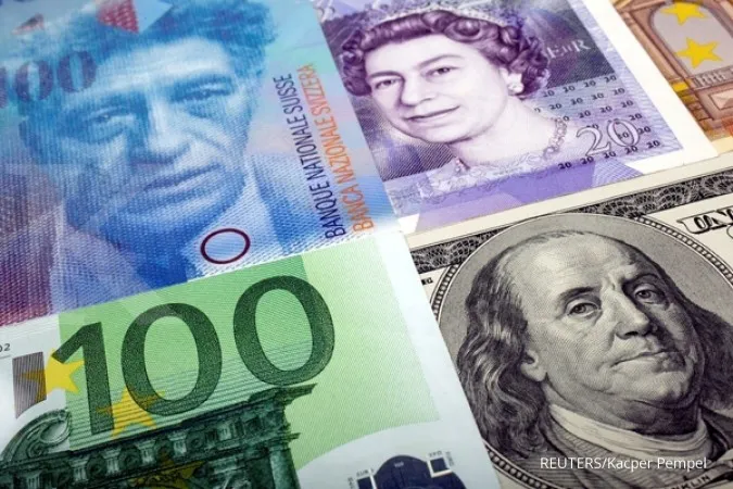 US Dollar Edges Lower But Up Against Yen, Aussie