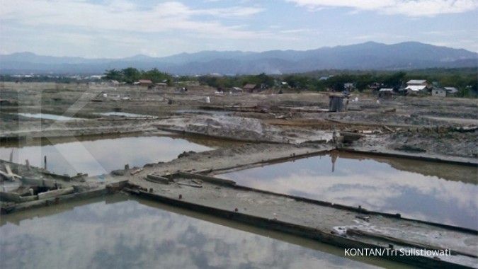 Menambak garam di Pantai Talise (1)