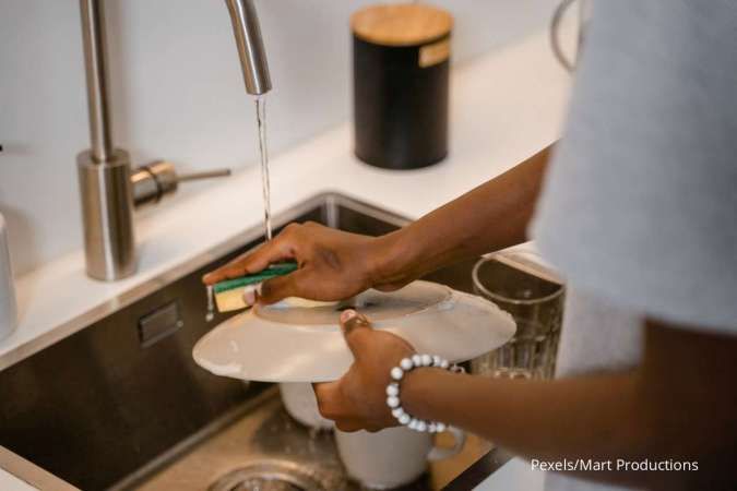 Cara Bikin Anak Mau Mencuci Piringnya Sendiri, Gunakan Kalimat Ini, Moms