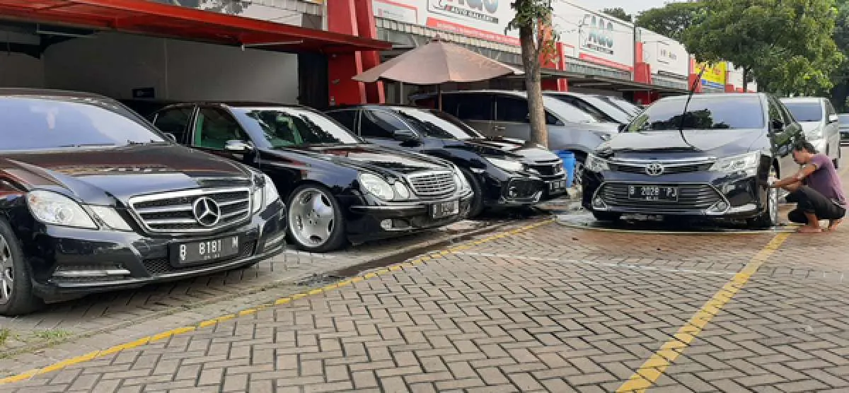 Harga mobil bekas di bawah Rp 100 juta berlabel mewah per Juni 2021