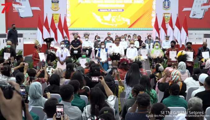 Jokowi Serahkan Nomor Induk Berusaha 2.700 UMK Perseorangan di Jayapura