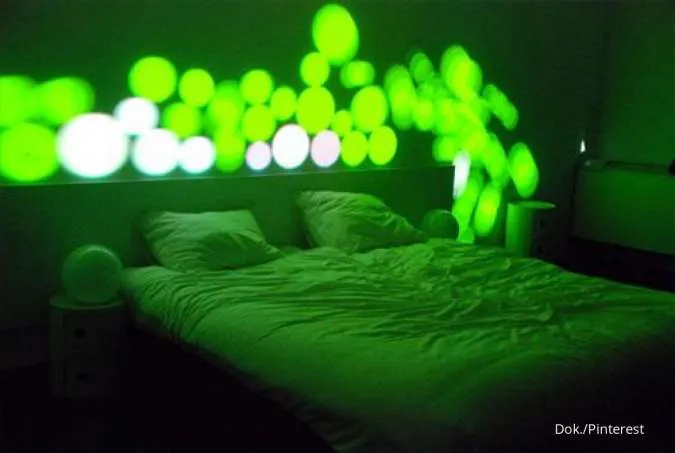 Kamar tidur dengan lampu warna hijau