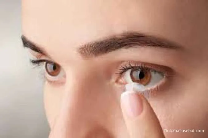5 Cara Memakai Softlens yang Aman bagi Pemula biar Mata Tidak Merah dan Iritasi