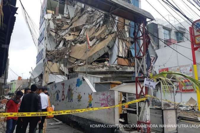 Gedung roboh di Slipi, pengemudi ojol, karyawan Alfamart dan ibu lansia jadi korban
