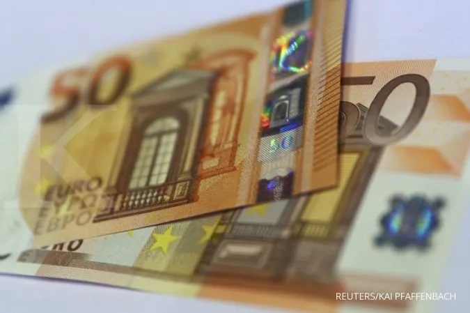 German Bund yields fall to 2-1/2 week low on Trump trade warning