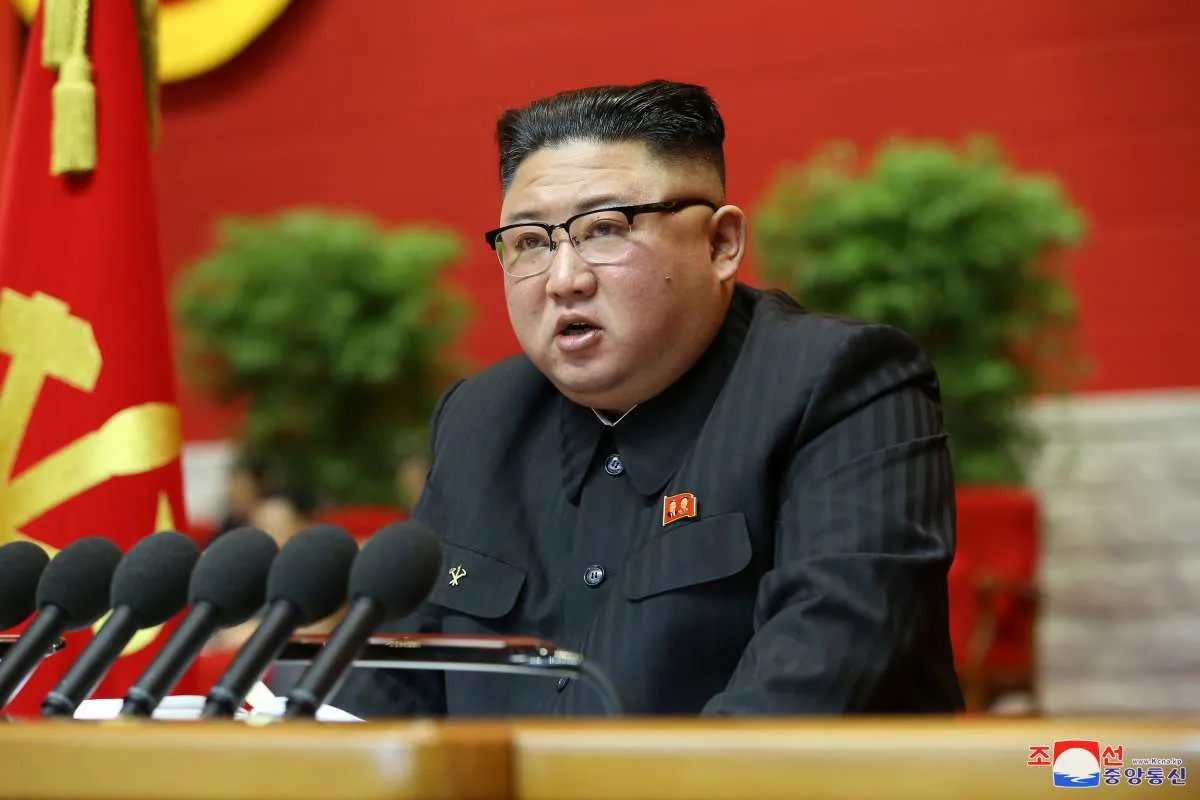 Pertama kali, Kim Jong Un pakai seragam militer dengan senapan serbu di mejanya
