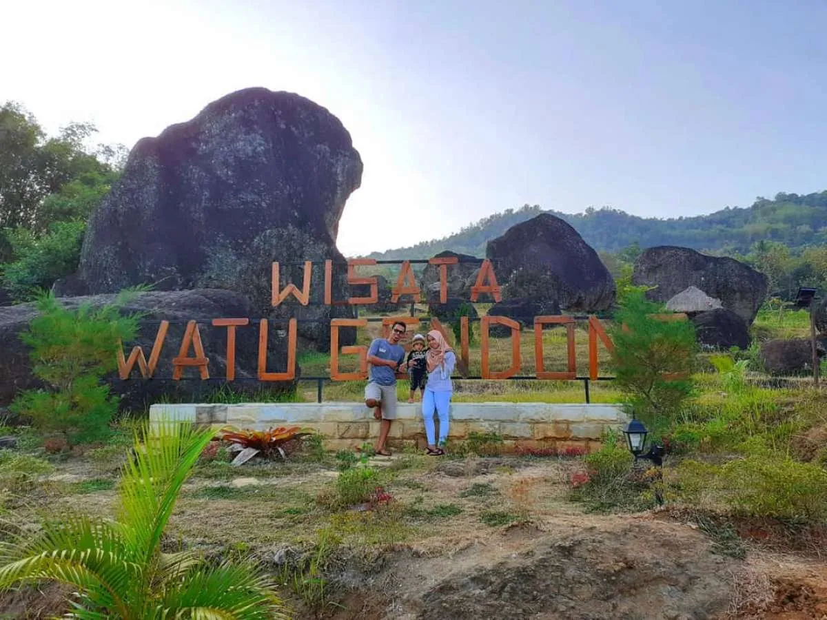 Watu Gendong, tempat wisata 5 batu raksasa sakral misterius 
