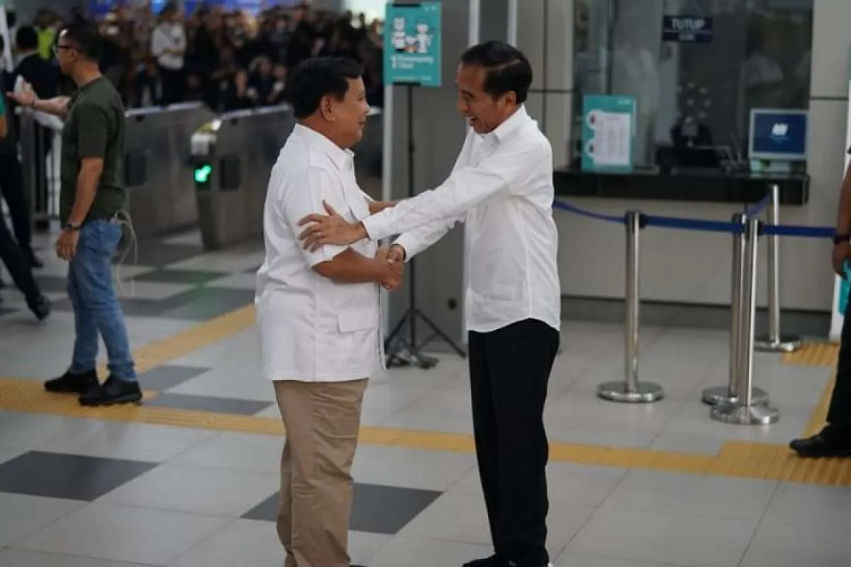 Jokowi bertemu Prabowo, keduanya naik MRT bersama