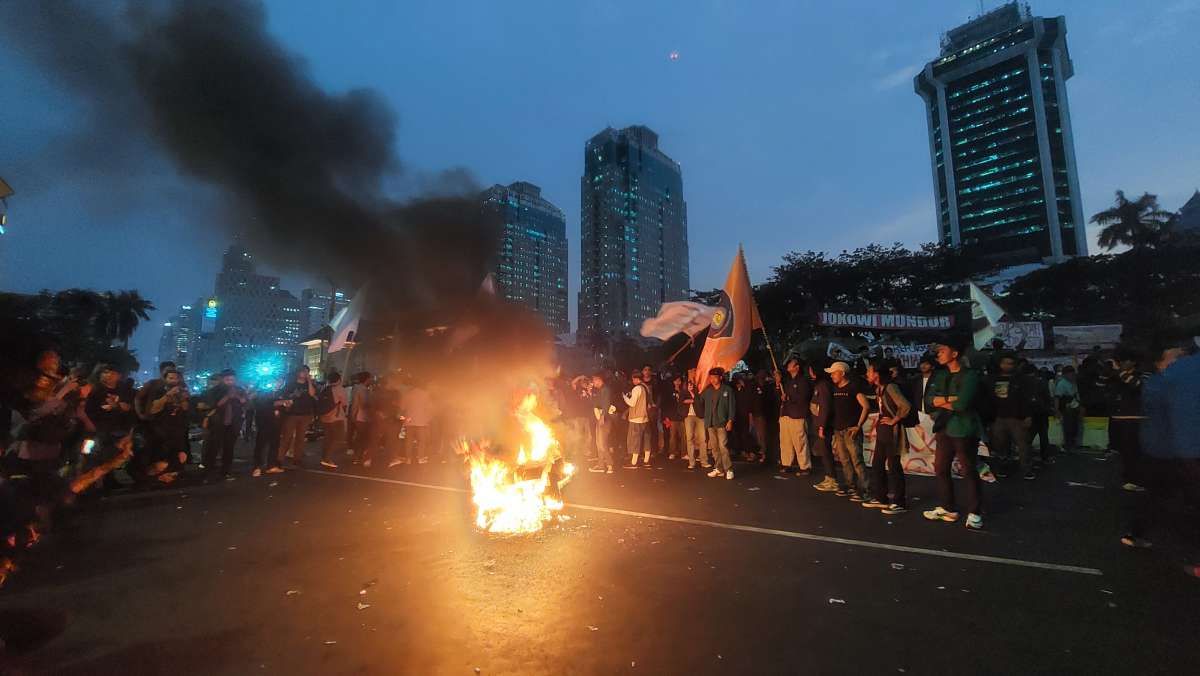 Aksi Bakar Ban Tolak Keputusan Mahkamah Konstitusi