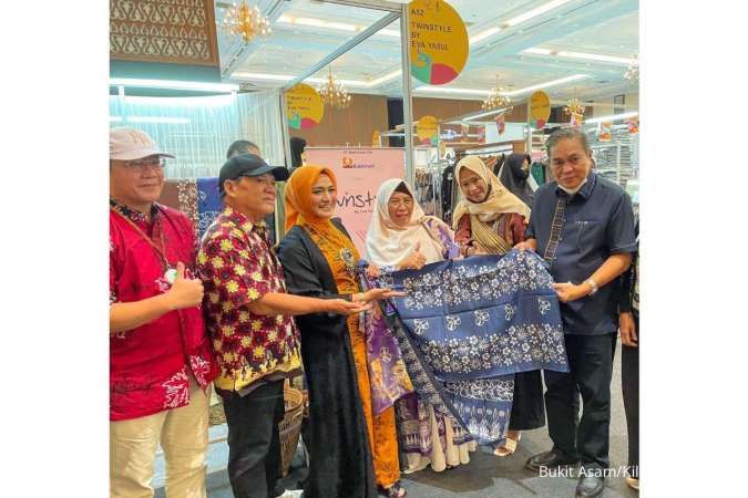 Batik Kujur Bukit Asam Tampil di Indonesia Fashion Week