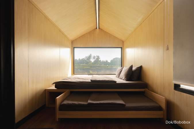 Bagian interior kamar Bobocabin tipe eksekutif dengan pemandangan alam hijau.