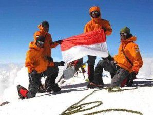 Mendaki kepuasan ke puncak gunung tertinggi dunia