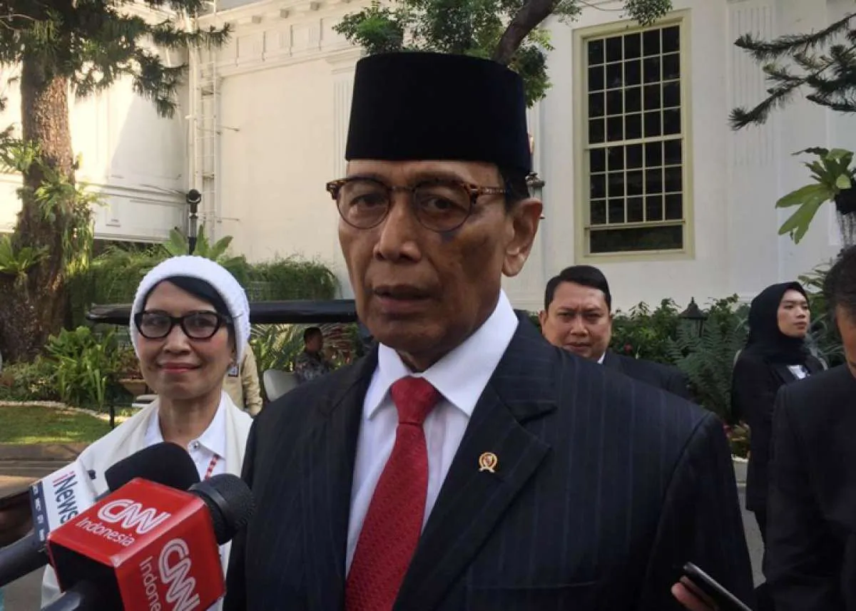 Wiranto mundur dari jabatan Dewan Pembina Partai Hanura setelah didesak banyak pihak