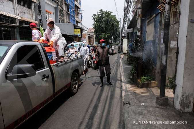 Puluhan titik jalan di Jakarta Timur disemprotkan disinfektan untuk cegah corona