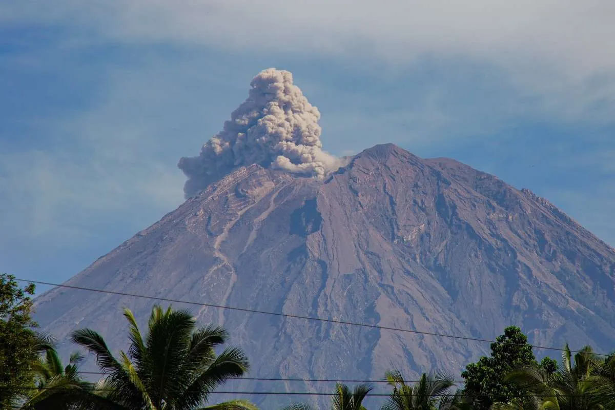 Waspada! Gunung Semeru Erupsi Ratusan Kali Dalam 24 Jam