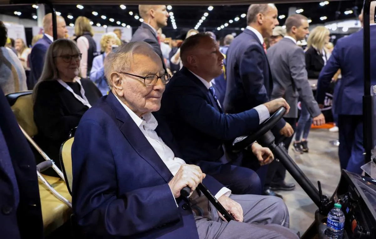 Warren Buffett Ungkap Kesalahan No. 1 Orang Tua Saat Ajarkan Anak Soal Uang