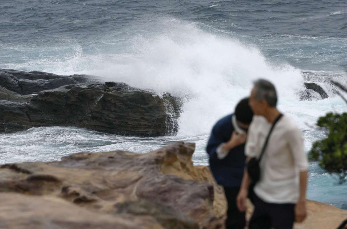 Jepang Bersiap Menghadapi Topan Lan, Layanan Penerbangan dan Kereta Dihentikan