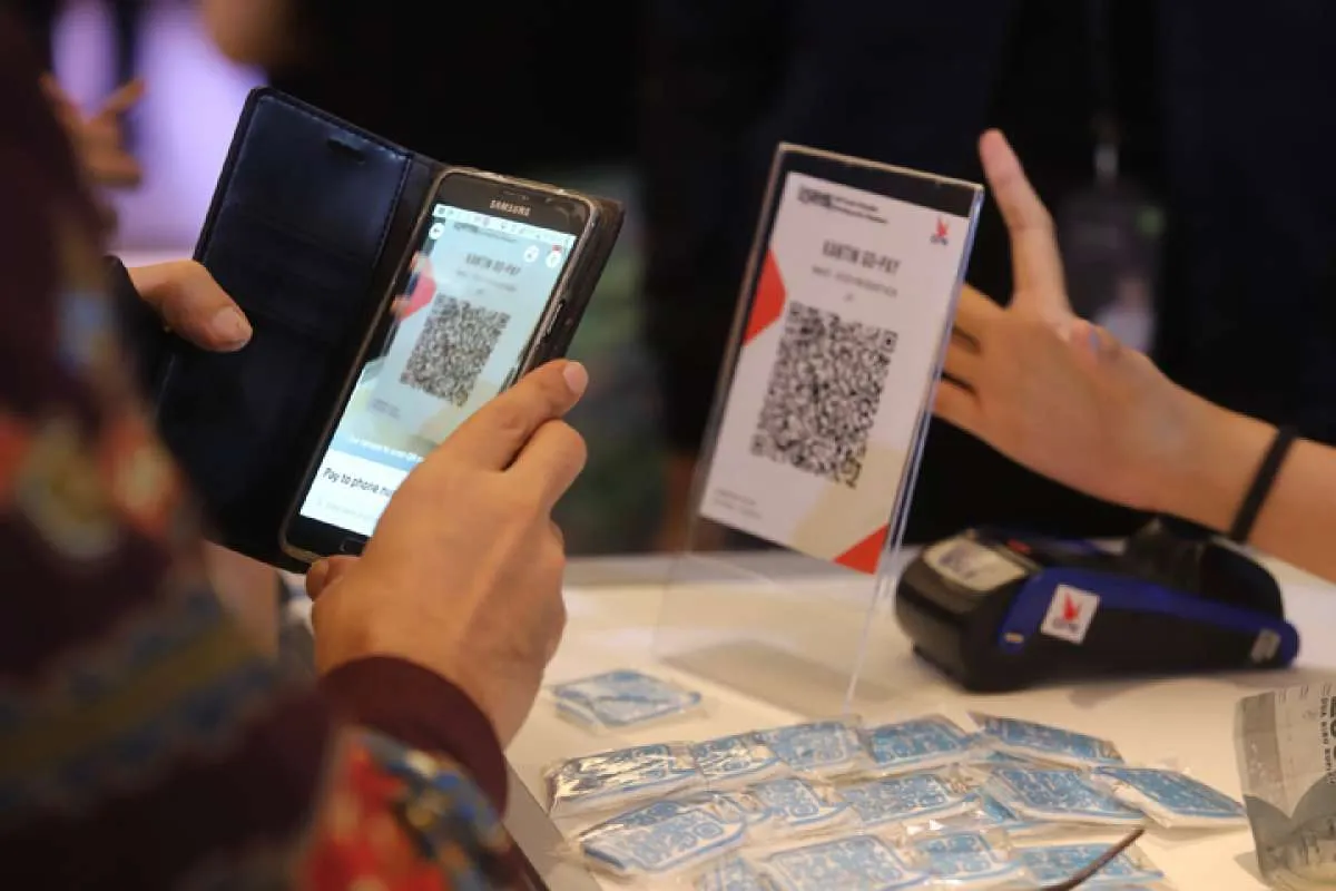 Tak cuma smartphone, transaksi QR code nantinya juga bisa digunakan lewat hape jadul