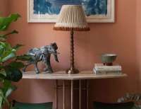 Rahasia Ubah Ruangan Gelap Jadi Oasis Hangat dengan Sentuhan Merah Muda