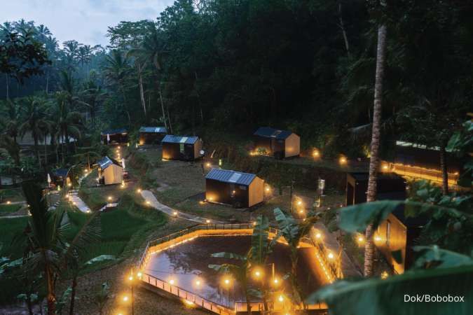 Lansekap Bobocabin Ubud penuh lampu pada saat malam hari
