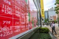 Indeks Nikkei Tergelincir dari Rekor Tertinggi Jumat (8/5), Saham SoftBank Tertekan