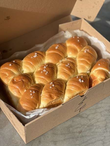Andnic Patisserie punya line product anyar varian Korean Pillow Butter Bread. Berkualitas wahid, varian ini merupakan varian orisinal dengan menonjolkan rasa dan aroma butter yang nikmat. Permukaannya pun glossy dengantekstur fluffy dan ringan. (Dok. Andnic Patisserie)