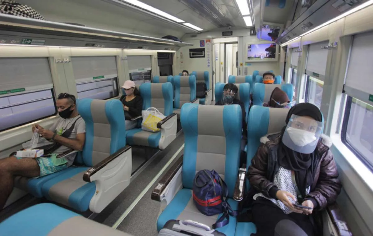 Jelang libur panjang, kapasitas kereta api jarak jauh untuk besok sudah hampir penuh