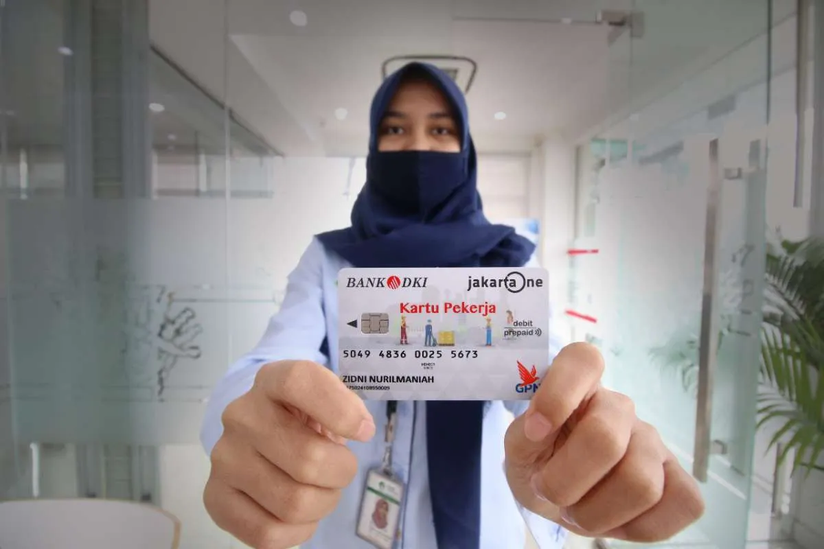 Bank DKI serahkan Kartu Pekerja Jakarta ke 59 pekerja Food Station Tjipinang Jaya
