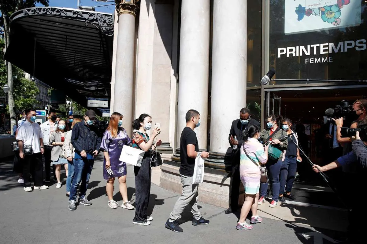 Printemps Paris buka kembali, toko Louis Vuitton diserbu pembeli 