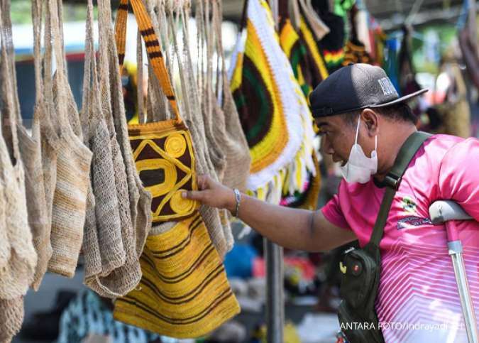 Jokowi membeli sejumlah noken dan beberapa kerajinan khas Papua