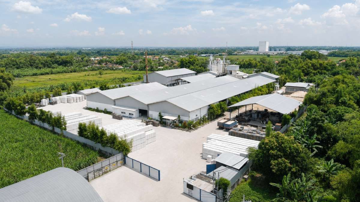 Menekan Produksi Emisi Karbon Lewat Bata Ringan 