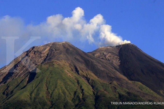 Kawah dua Gunung Karangetang keluarkan asap dan gas kuat