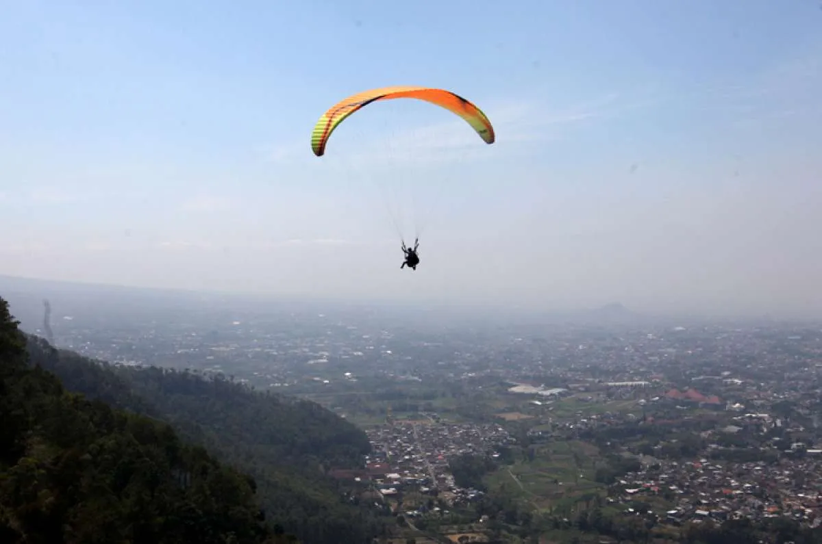 Yuk, uji nyali dengan menjajal wisata paralayang di Malang!