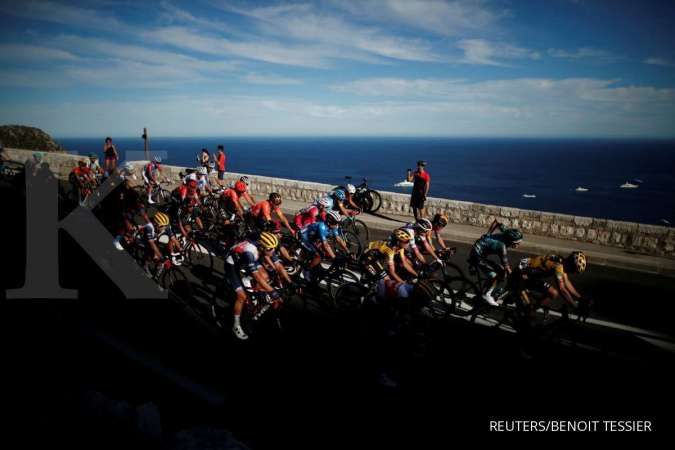 All Tour de France participants await COVID-19 test results on Tuesday