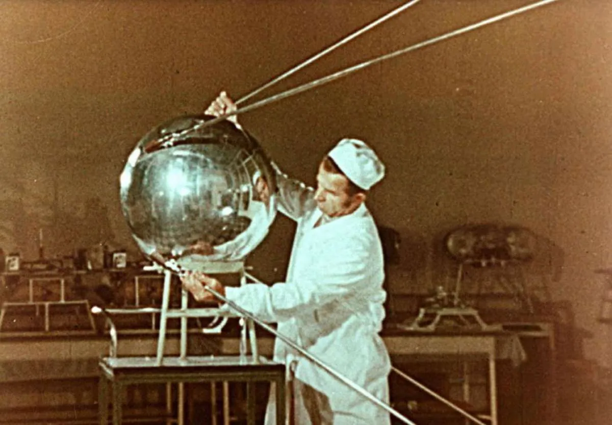 Hari ini dalam sejarah: Uni Soviet luncurkan satelit buatan pertama di dunia
