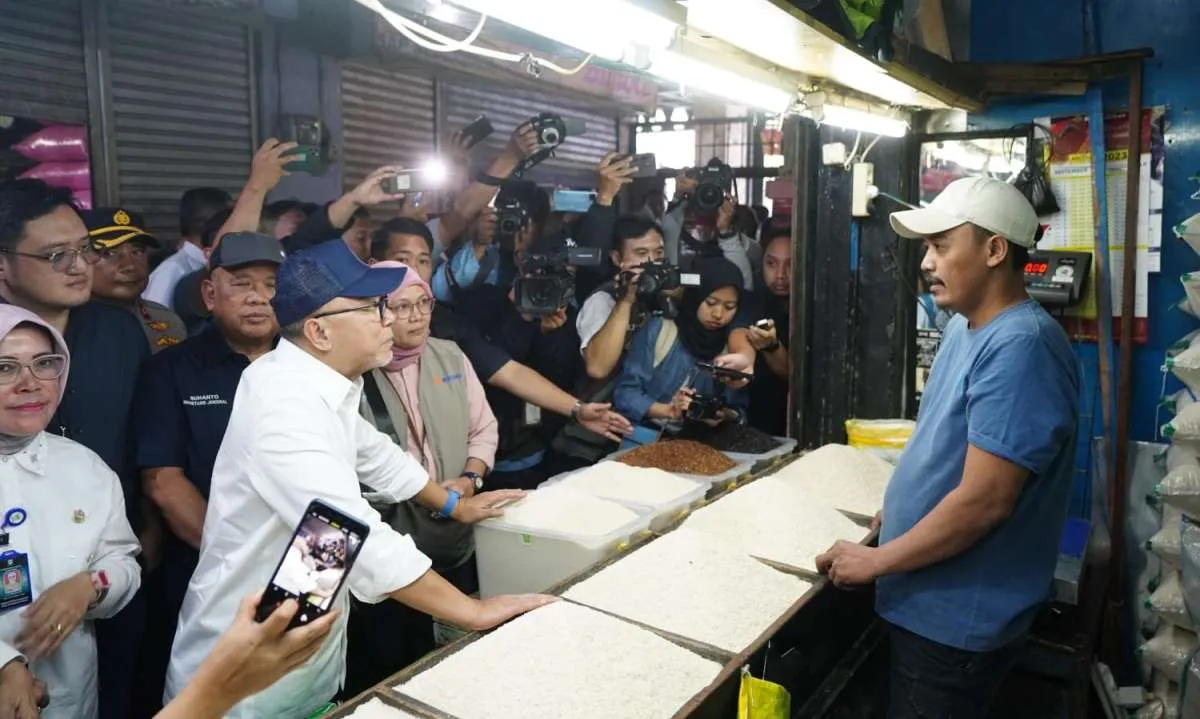 Mendag Zulkifli Tinjau Harga Bapok di Pasar Sederhana Bandung, Harga Beras Stabil
