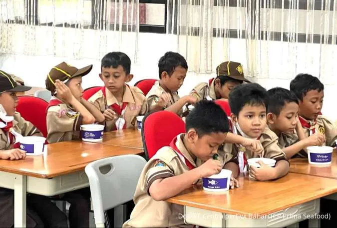 Anak sekolah makan